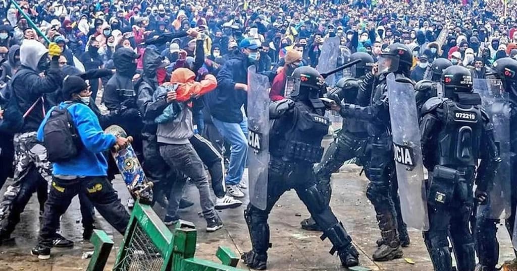 2021: scontri con la polizia durante la lotta rivoluzionario in Colombia