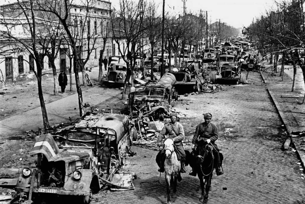 Uno dei frutti avvelenati degli amorosi intenti tra Stalin, Hitler e l'imperialismo: la distruzione di Odessa nel 1944