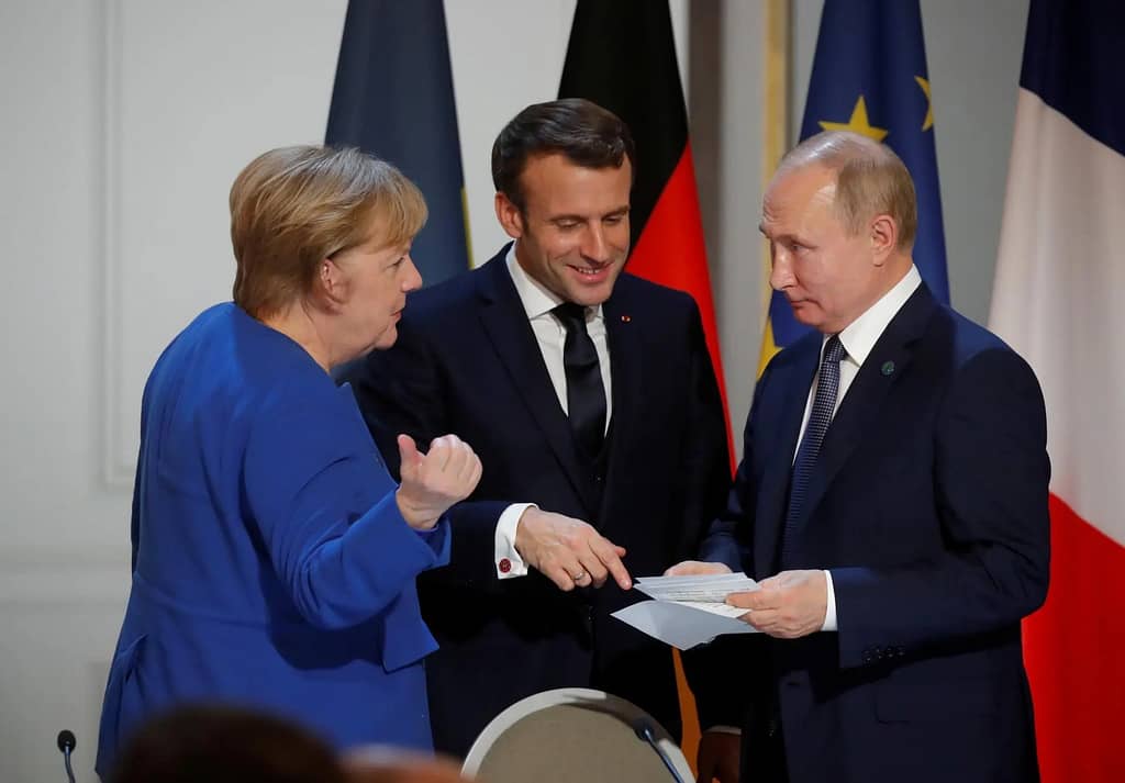 Merkel, ex cancelliera tedesca, e Macron, presidente della Francia, insieme a Putin nel dicembre 2019