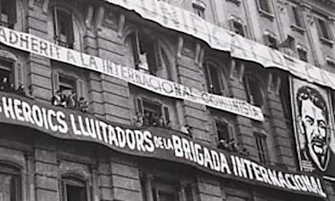 Striscione accanto al volto di Stalin alle finestre dell'Hotel Colón di Barcellona, sede del PSUC-PCE