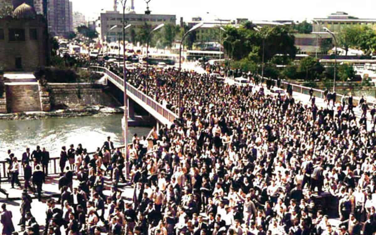 Cairo 24/02/1968 studenti in corteo verso il parlamento attraversano il ponte Qasr El-Aini