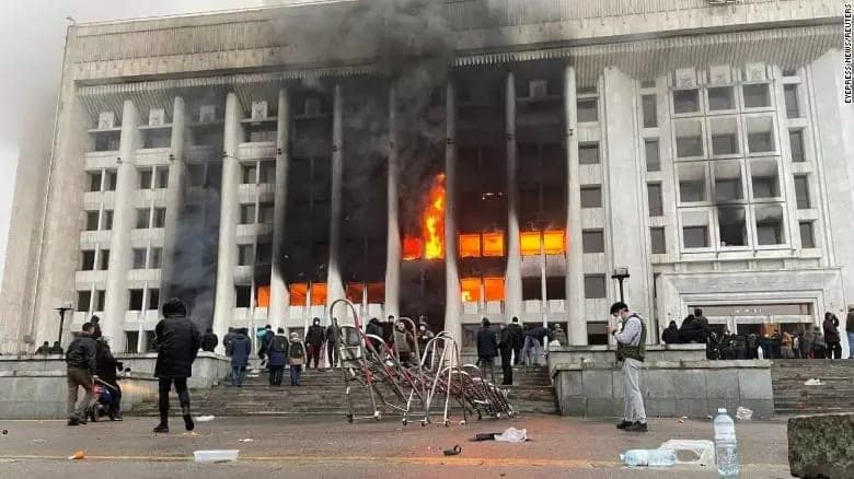 Edificio governativo a fuoco ad Almaty