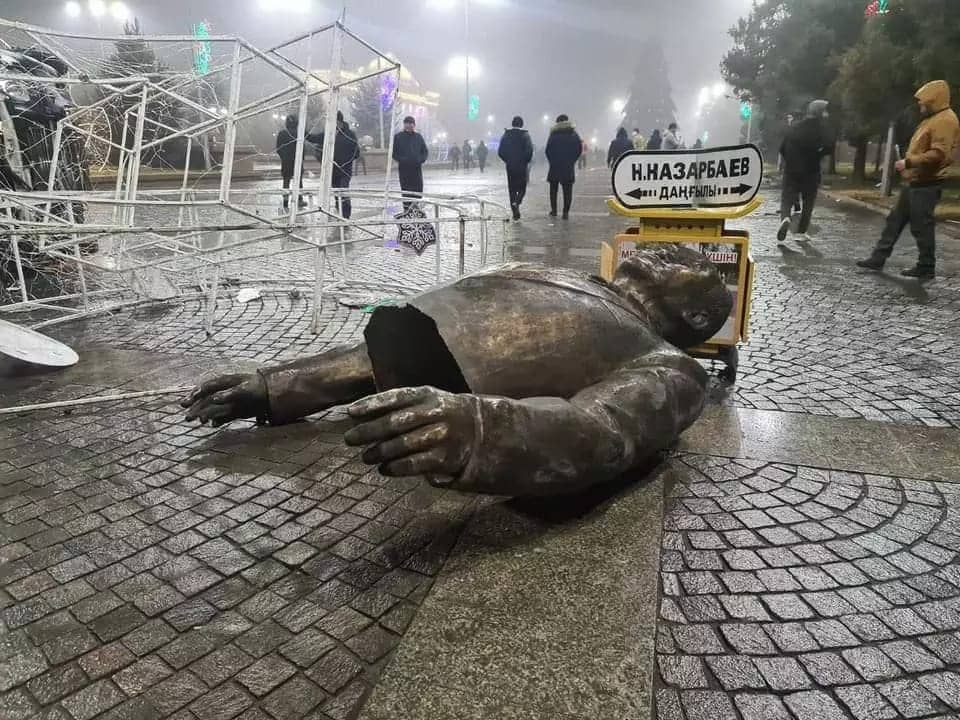 Abbattuta la statua di Nazarbayev